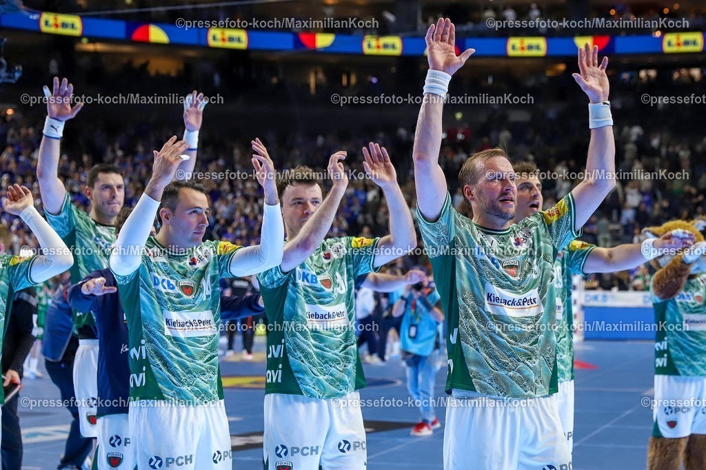 xSSCx18042601043 | 18.04.2026, xsscx, Handball, DHB-Pokal Lidl Final4, TBV Lemgo-Lippe - Füchse Berlin, Saison 2025 / 2026 Herren, Lanxess Arena: Die Mannschaft der Füchse Berlin feiert den Sieg über den TBV Lemgo Aitor Arino (Füchse Berlin #14) Max Darj (Füchse Berlin #05) Photo: xSandraxScherningxPressefotoKochx