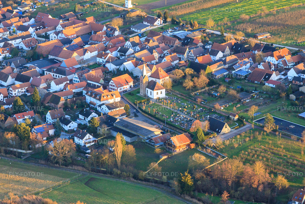 Luftbild: Friedhof und protest. Kirche in Winden im Bundesland Rheinland-Pfalz in Deutschland. Foto: IMG_61958.jpg vom 28.01.2014 durch Werner Riehm/FLY-FOTO.de