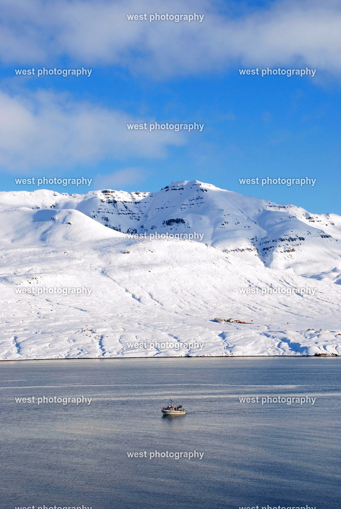 Fischerboot im Fjördur 2 - ISL 2009 | west photography - Realisiert mit Pictrs.com
