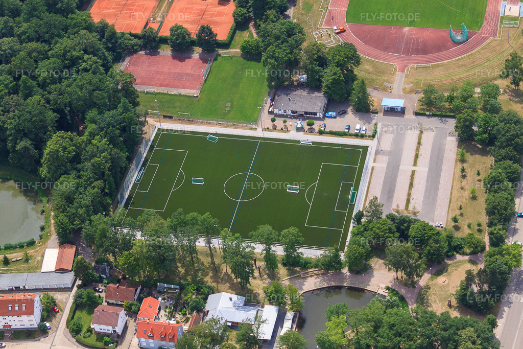 Luftbild: Kunstrasenfussballplatz in Kandel im Bundesland Rheinland-Pfalz in Deutschland. Foto: IMG_29687.jpg vom 02.07.2010 durch Werner Riehm/FLY-FOTO.de