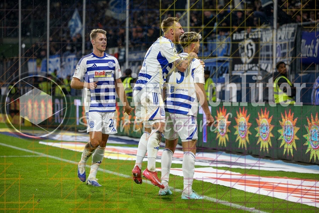 MSV Duisburg vs FC Hansa Rostock - 3. Liga | Duisburg, Deutschland, 03.10.25:   Tobias Fleckstein (MSV Duisburg) Torjubel, jubelt mit Alexander Hahn (MSV Duisburg) nach dem Treffer zum 2:1 waehrend des Spiels der 3. Liga MSV Duisburg vs FC Hansa Rostock in der schauinsland-reisen-arena(Foto von Brauer-Fotoagentur / Adrian Schlueter)