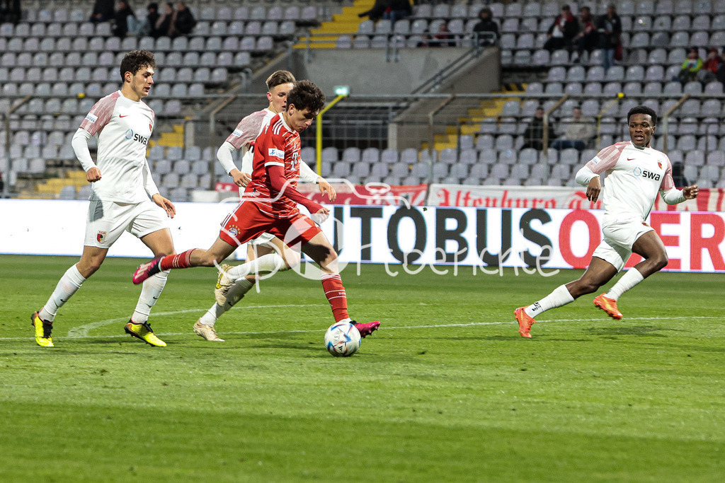 FC Bayern Amateure - FC Augsburg II | Younes AITAMER (FCB #17) bei einem Torschuss