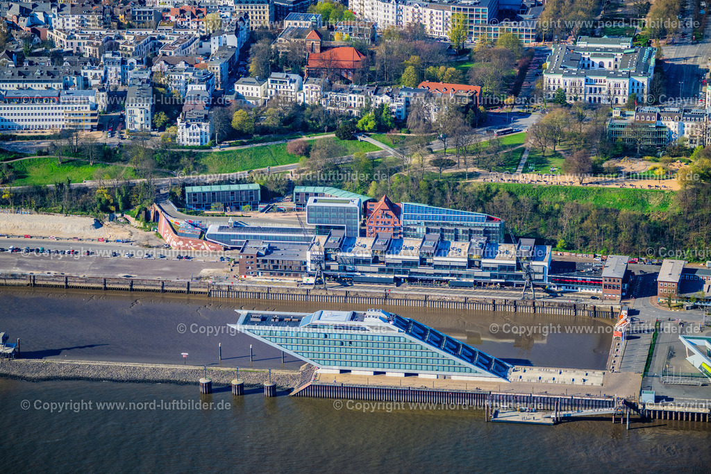 Hamburg_Dockland_ELS_3577060425 | HAMBURG 06.04.2025 Bürogebäude des Verwaltungs- und Geschäftshauses Dockland mit Aussichtspunkt und mit Fährschiff in Hamburg, Deutschland. // Office building Dockland in Hamburg, Germany. Foto: Martin Elsen