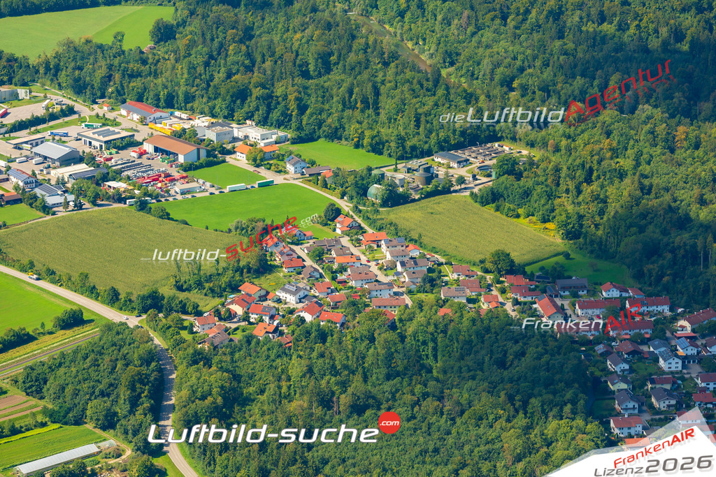 Klassische Luftaufnahme ohne Drohne zeigt:Eglsee bei Trostberg - Die Luftbildaufnahme wurde 2025 vom UL-Flugzeug heraus erstellt ( keine Drohne ) - Hochauflösende Luftaufnahme -Nicht vergleichbar mit Google Maps oder Satelittenbilder- Die Geschenkidee !Mit Lizenz und Bildrechte bestellbar