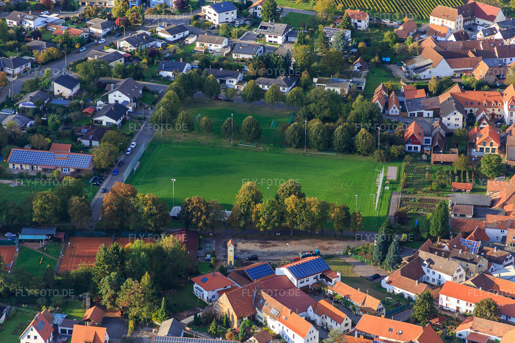 Luftbild: Fußballplatz des SV RW Mörzheim im Ortsteil Mörzheim in Landau im Bundesland Rheinland-Pfalz in Deutschland. Foto: IMG_074618.jpg vom 14.10.2014 durch Werner Riehm/FLY-FOTO.deSV Rot Weiß Mörzheim