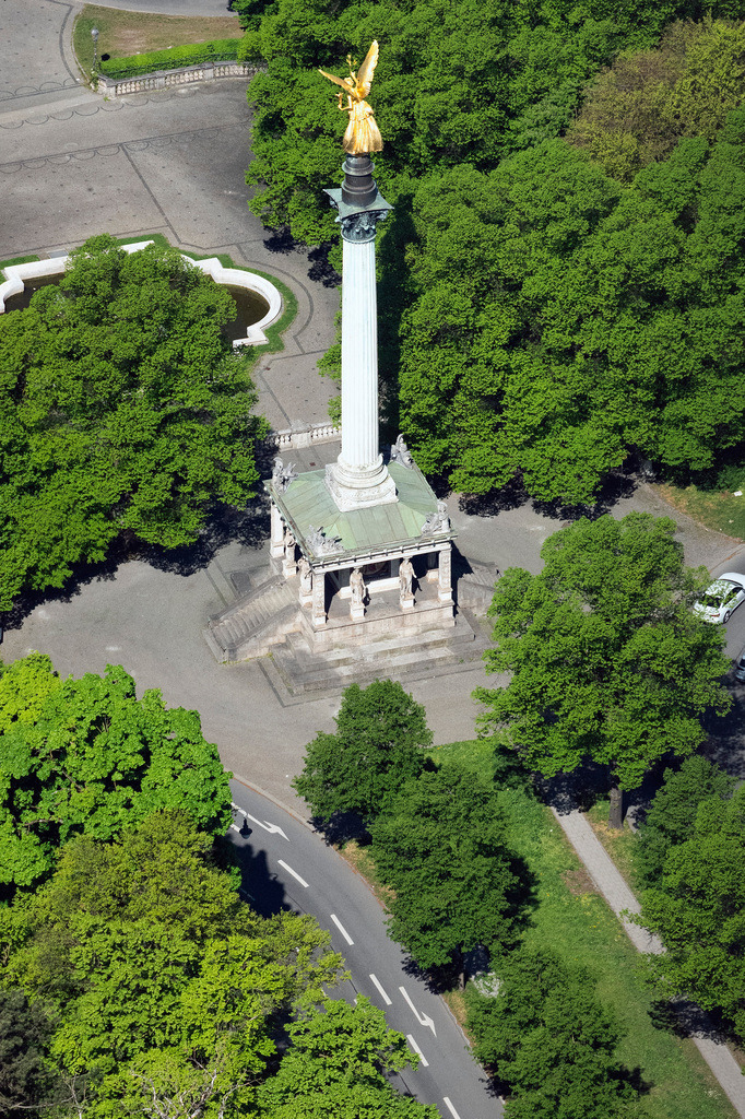 dr__0064114.jpg | MüNCHEN 29.04.2025 Friedensdenkmal der Maximiliansanlagen mit goldenem Friedensengel an der Prinzregentenstraße in München Bogenhausen im Bundesland Bayern. // View of the Angel of Peace in Munich in the state Bavaria. Foto: Daniel Reiter
