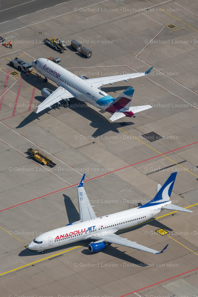 4034404 | FILDERSTADT 22.07.2020 Passagierflugzeuge auf der Parkposition - Abstellfläche auf dem Flughafen in Stuttgart im Bundesland Baden-Württemberg, Deutschland. Weiterführende Informationen bei: Flughafen Stuttgart GmbH. // Passenger airplanes in parking position - parking area at the airport in Stuttgart in the state Baden-Wuerttemberg, Germany. Further information at: Flughafen Stuttgart GmbH. Foto: Gerhard Launer
