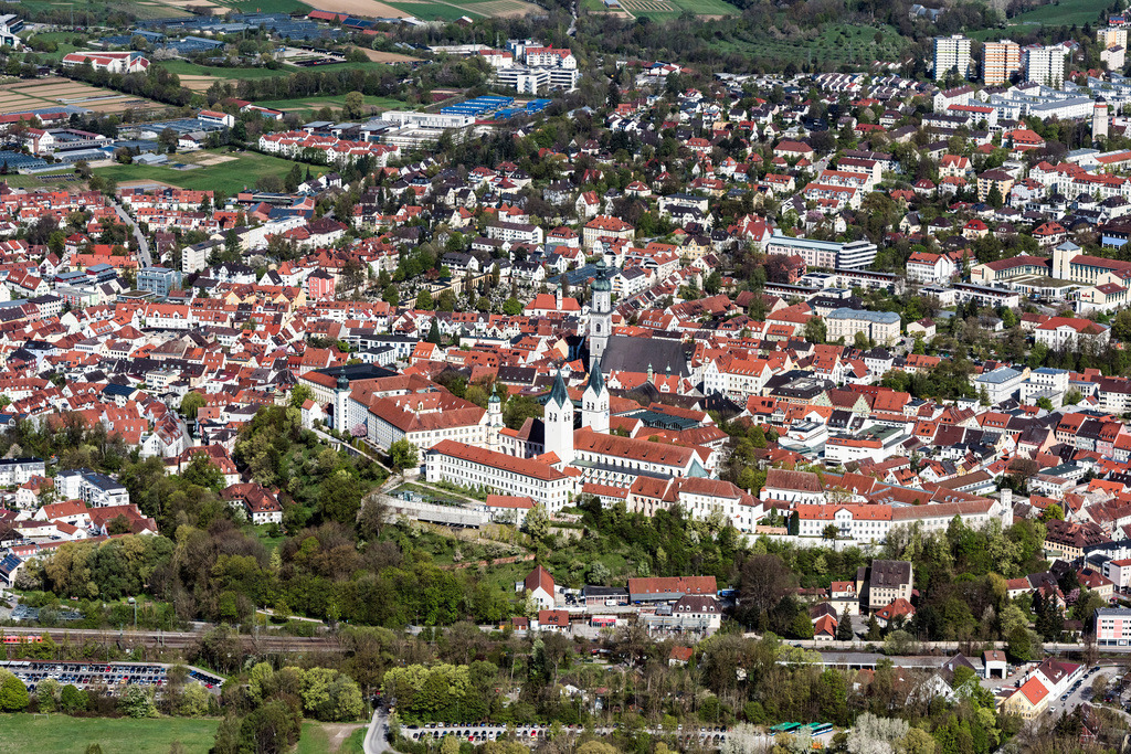 dr__0010716.jpg | FREISING 24.04.2017 Altstadtbereich und Innenstadtzentrum in Freising im Bundesland Bayern, Deutschland. // Old Town area and city center in Freising in the state Bavaria, Germany. Foto: Daniel Reiter