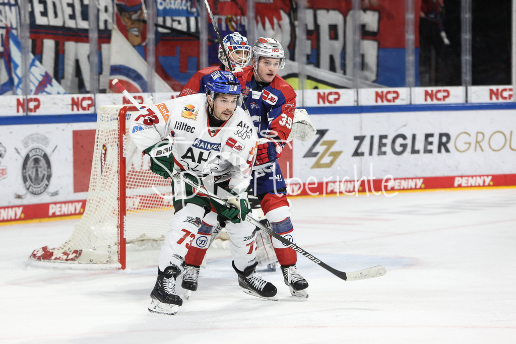 Nürnberg Ice Tigers - Augsburger Panther | Matthew PUEMPEL (AEV #73) im Duell mit Ian SCHEID (NIT #39) / Zweikampf