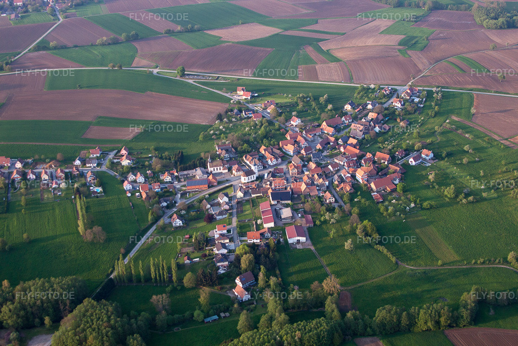 Luftbild: landwirtschaftlichen Feldern und Nutzflächen in Keffenach im Bundesland Bas-Rhin in Frankreich. Foto: IMG_56844.jpg vom 05.05.2013 durch Werner Riehm/FLY-FOTO.de