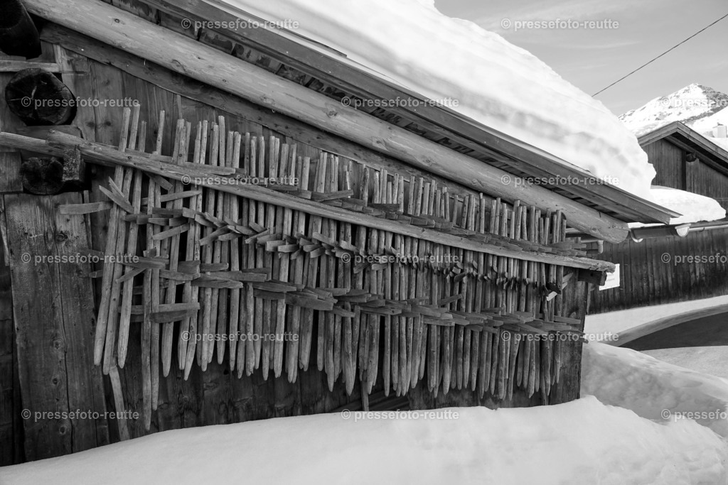 Berwang-Bichlbaechle-Ort-DSC06163-SW | Info aus dem Bezirk Reutte/Ausserfern Tirol sowie eine umfangreiche Bilddatenbank über die gesamte Region: Lechtal, Talkessel Reutte, Tannheimertal, Zwischentoren. Lech, Plansee, Zugspitze, Grenztunnel, B179, Fernpassstraße, Verkehr, Lawinen, Tradition, - Realisiert mit Pictrs.com