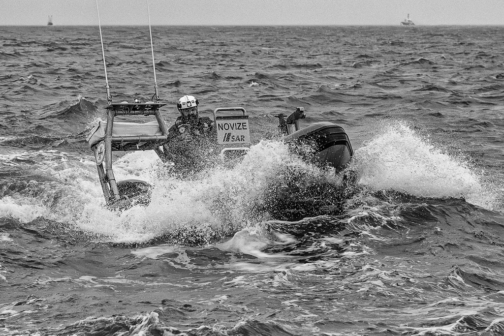 Seenotretter der DGzRS Nordstrand © Holger Rüdel | Der Online-Shop von Holger Rüdel. Ausgewählte Fotografien als FineArt-Prints bestellen: Bildreportagen, Landschaften, Wildlife, History, Infrarot-Motive in Schwarzweiß und Verschiedenes.  - Realisiert mit Pictrs.com
