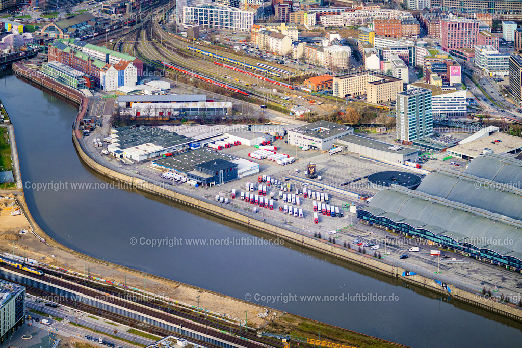 Hamburg_Grossmarkt_Frucht_Service_ELS_3302040223 | HAMBURG 04.02.2023 Großhandelszentrum für Blumen, Obst und Gemüse im Ortsteil Hammerbrook in Hamburg, Deutschland. Weiterführende Informationen bei: Marktgemeinschaft Blumengroßmarkt Hamburg eG. // Wholesale center for flowers, fruit and vegetables in the Hammerbrook district in Hamburg, Germany. Further information at: Marktgemeinschaft Blumengrossmarkt Hamburg eG. Foto: Martin Elsen