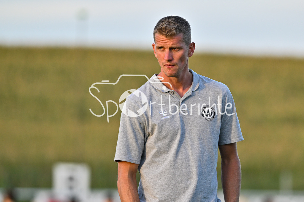 FC Pipinsried - SV Wacker Burghausen | im Bild Lars BENDER Trainer SV Wacker Burghausen nach dem Sieg in Pipinsried / Einzelfoto / Freisteller / Landespokal Bayern: FC Pipinsried - SV Wacker Burghausen; Küchenstadel-Arena am 26.08.2025