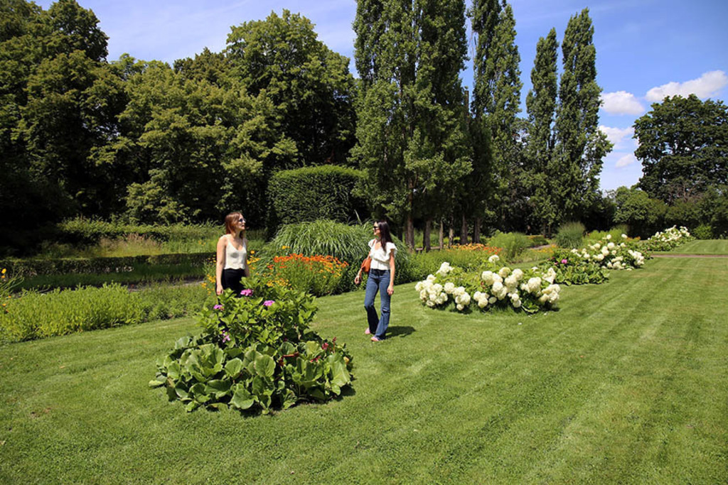 Mariannenpark - Staudengarten | Entdecke über 20 Kategorien Leipzig-Motive: Foto-Downloads, hochwertige Poster, Leinwand- & Fine-Art-Prints. Jetzt Lieblingsfoto im Bildlexikon Leipzig Shop bestellen!