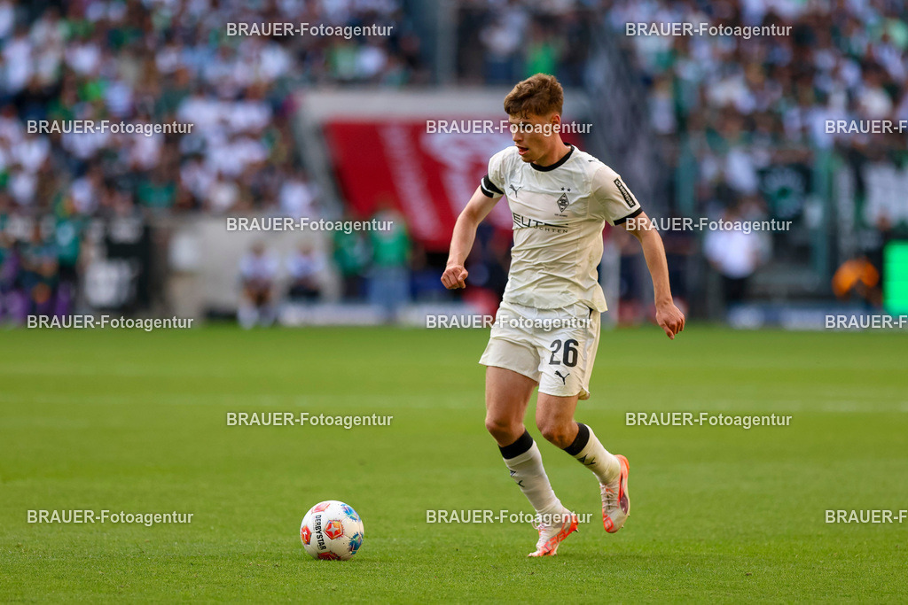 Borussia Mönchengladbach vs Hamburger SV - Bundesliga  | Mönchengladbach, Deutschland, 24.08.25:   Lucas Ullrich (Borussia Mönchengladbach) in Aktion am Ball, Einzelaktion waehrend des Spiels der Bundesliga zwischen Borussia Mönchengladbach vs Hamburger SV im Stadion im Borussia Park(Foto von Brauer-Fotoagentur / Adrian Schlueter)