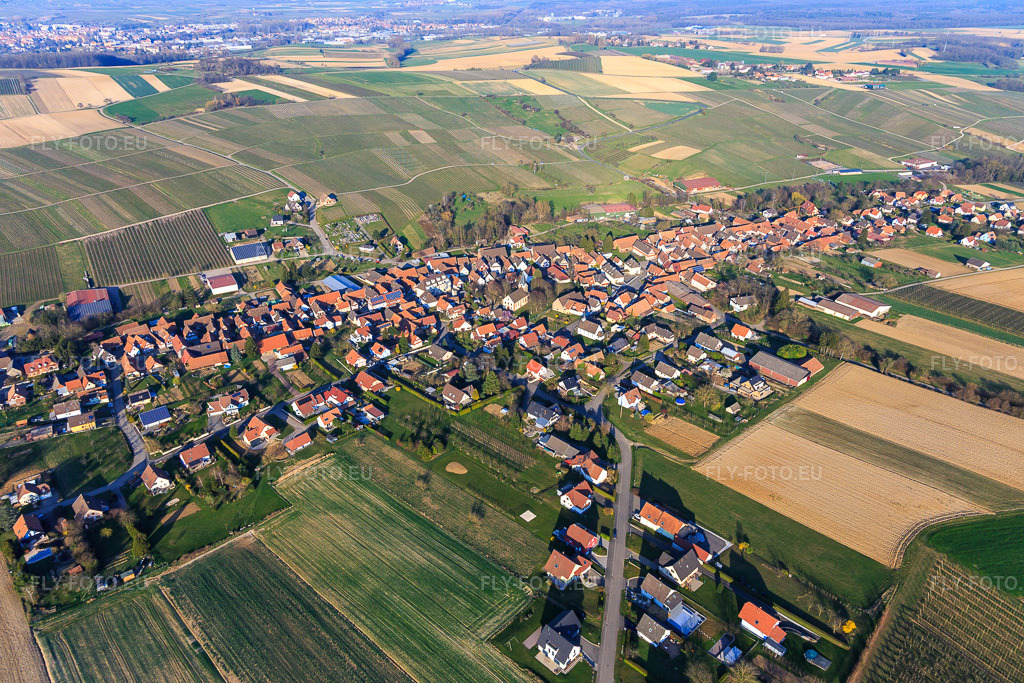 Vue aérienne: Vue de la ville depuis le sud-ouest à Steinseltz dans le département Bas Rhin, France – .Photo: IMG_130947.jpg prise le 22/03/2022 par Werner Riehm/FLY-FOTO.eu – Résolution de l'original: 5472 x 3648 px