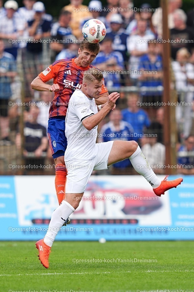 xYDR20072501026 | 20.07.2025, xydrx, Fußball, Rot Weiss Ahlen - FC Schalke 04, Testspiel, Wersestadion: Felipe Sanchez (FC Schalke 04 #2) im Zweikampf gegen Davin Woestmann (Rot Weiss Ahlen #27)