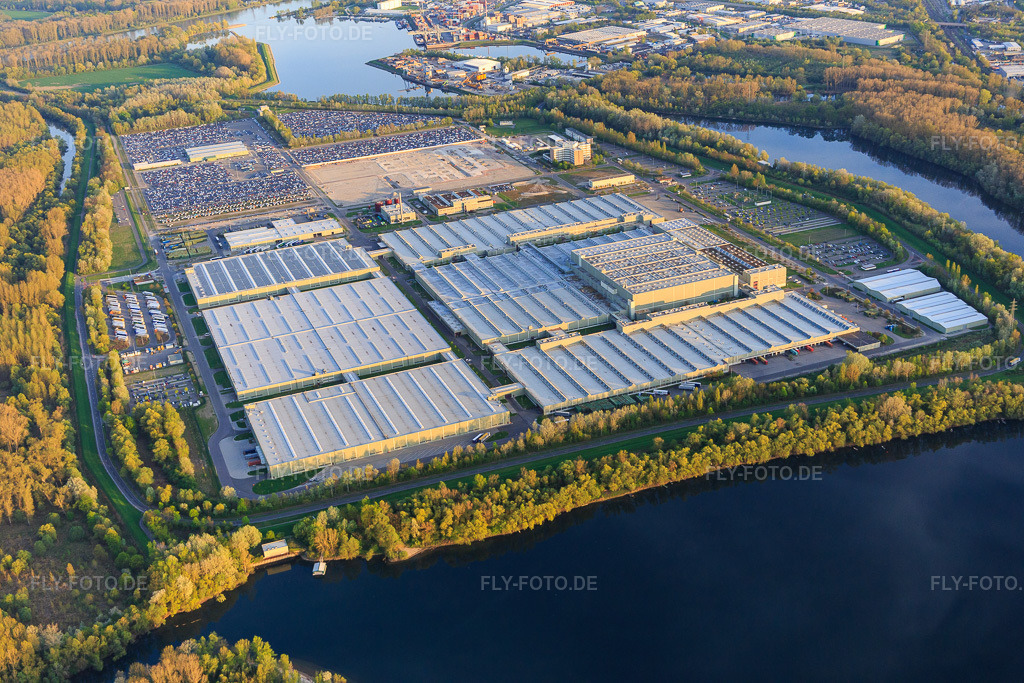 Luftbild: Insel Grün im Lingenfelder Altrhein mit Mercedes-Benz Global Logistics Center und MOSOLF Logistics & Services GmbH in Germersheim im Bundesland Rheinland-Pfalz in Deutschland.Foto: IMG_106635.jpg vom 17.04.2018 durch Werner Riehm/FLY-FOTO.deGROUP.MERCEDES-BENZ.COMInternationale Automobillogistik