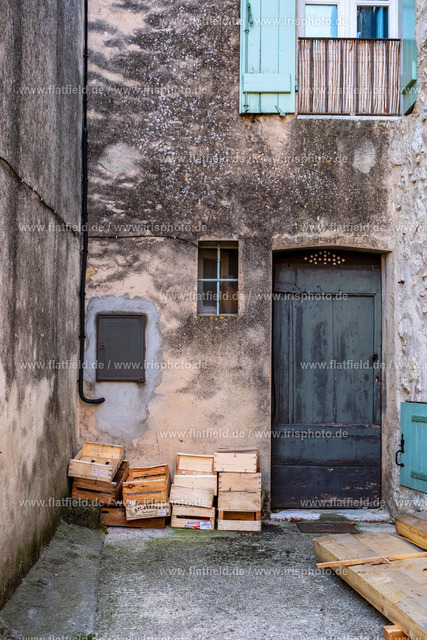 Hinterhof in Gourdon | Straßenfotografie aus Gourdon | Fotografie aus der Provence