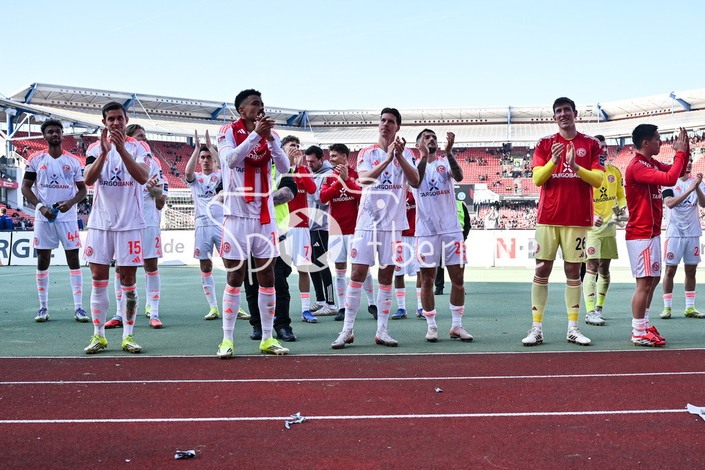 1. FC Nürnberg - Fortuna Düsseldorf | NUREMBERG, GERMANY - 07. MARCH:  Die Spieler der Fortunen feiern zusammen mit den Fans den Auswärtssieg in Nürnberg nach dem Match zwischen dem 1. FC Nürnberg und Fortuna Düsseldorf am 25. Spieltag der 2. Bundesliga im Max Morlock Stadion / DFL REGULATIONS PROHIBIT ANY USE OF PHOTOGRAPHS AS IMAGE SEQUENCES AND/OR QUASI-VIDEO