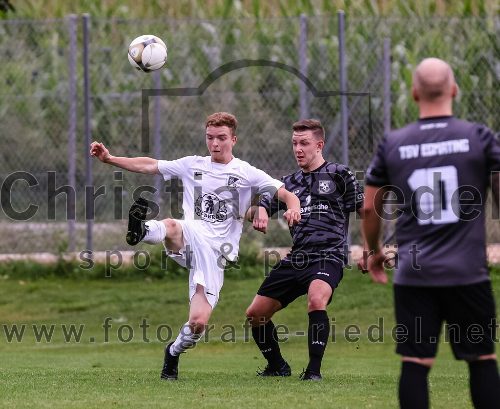 2023-08-27_065_TSV_Egmating_II_gegen_SG_Grasbrunn-Haar_II | Egmating, Deutschland, 27.08.2023:
Fußball, B-Klasse 2023 / 2024, 2. Spieltag, TSV Egmating II gegen (SG) Grasbrunn / Haar II, Endergebnis: 1:2

Niklas Fellner ((SG) Grasbrunn / Haar II, #7), Hans Schmöller (TSV Egmating, #9)

Foto: Christian Riedel / fotografie-riedel.net