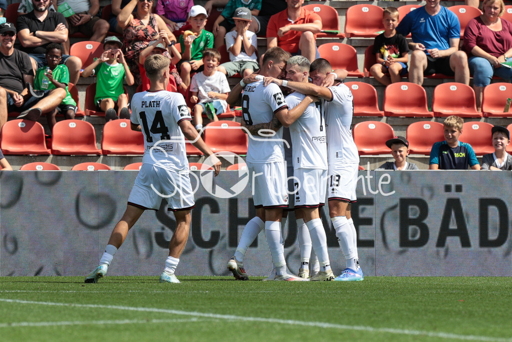 SpVgg Unterhaching - FC Ingolstadt | Jubel der Gaeste nach dem Ausgleich zum 1-1 durch Pascal TESTROET (FCI #37) / Tor / Treffer / Freude / Torschuetze