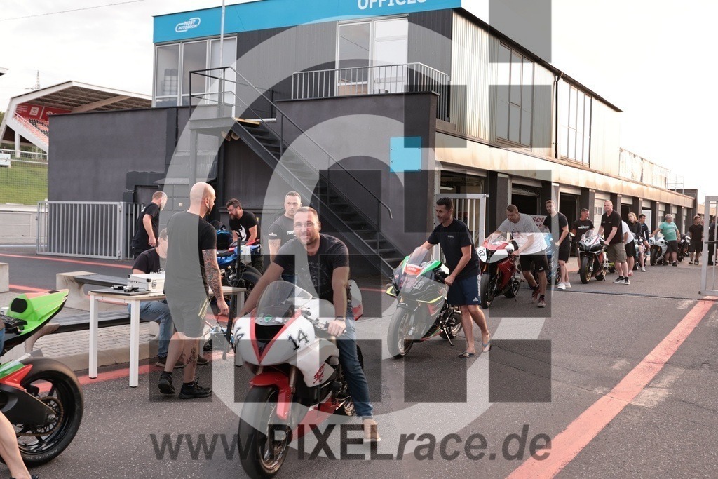 social-20250822_00005 | Schöne Erinnerungen an spannende Momente - das festzuhalten ist unser Job. PIXELrace.de ist seit 2003 auf den Rennstrecken Europas unterwegs um die Action draußen beim Fahren und die wunderbare Stimmung imm Fahrerlager für euch einzufangen.