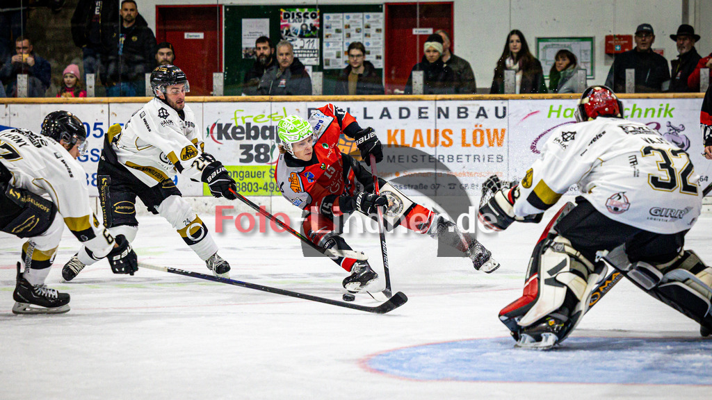 TSV Peißenberg MINERS vs EHC Königsbrunn | Eishockey Bayernliga Vorrunde 2024/2025, TSV Peißenberg MINERS vs EHC Königsbrunn, 20241027,Torchance Ryan MURPHY (Miners 15),2024-10-27 in Peißenberg (Eisstadion)Ryan MURPHY (Miners 15)Copyright: WolfgangxLindner