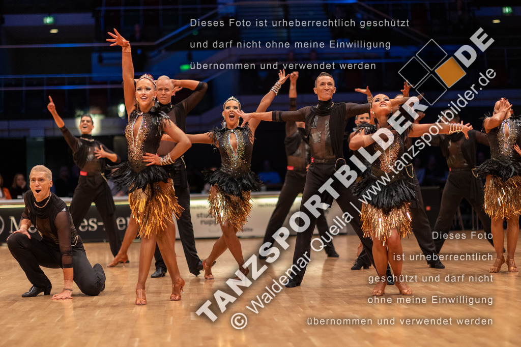 20221112-02751 | Hier finden Sie Tanz Bilder vom Latein und Standard Formationen tanzen. Sportbilder vom Tanzsport. Schöne Fotos und von Weltmeisterschaft, Europameisterschaft, Bundesliga, Regionalliga, Oberliga und Landesliga sowie von GOC Stuttgart, DanceComp, WM Bremen