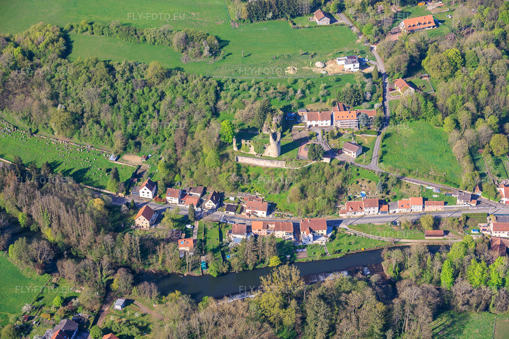 Vue aérienne: Château de Frauenberg et cimetière juif au-dessus des Blies à Frauenberg dans le département Moselle, France – .Photo: IMG_154938.jpg prise le 18/04/2026 par Werner Riehm/FLY-FOTO.eu – Résolution de l'original: 6000 x 4000 px – COLLECTIVITE.FR