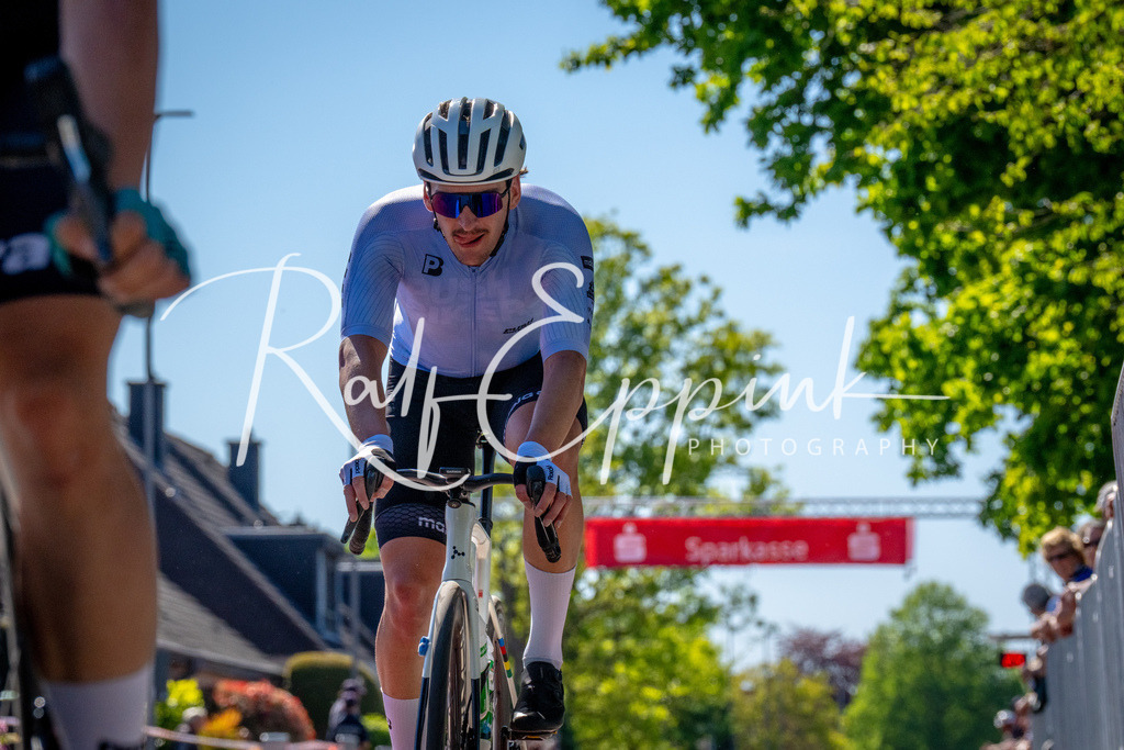 Spurt in den Mai 2026 - Großer Preis der Sparkasse Neuss | Annual one-day road cycling race "Großer Preis der Sparkasse Neuss" held in Büttgen, Germany, organized by VfR Büttgen 1912 e.V. The event features multiple races across all age categories from U11 youth to Elite men. - Realisiert mit Pictrs.com