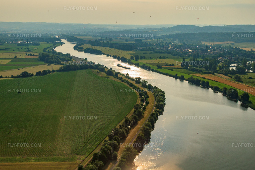 Aerial view: Moselle from the west in Basse-Ham in the state Moselle, France. – Photo: IMG_29365.jpg taken on 06/26/2010 by Werner Riehm/FLY-FOTO.com – Resolution of the original: 4444 x 2963 px
