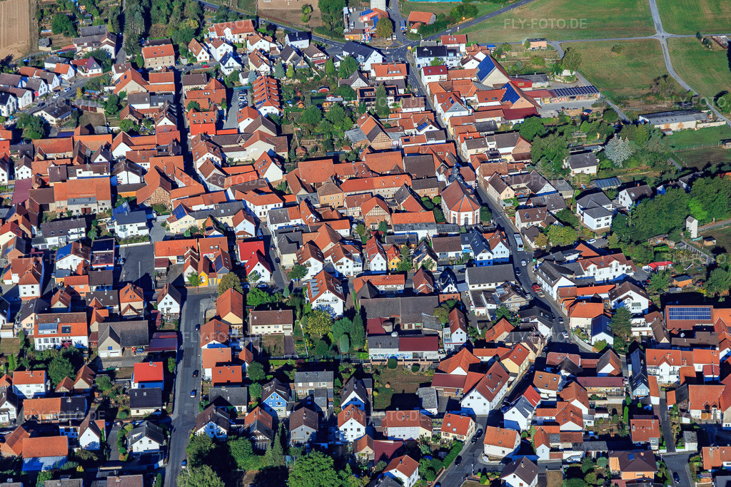Luftbild: Dieburger Straße mit Kirche im Ortsteil Semd in Groß-Umstadt im Bundesland Hessen in Deutschland. Foto: IMG_110981.jpg vom 08.09.2018 durch Werner Riehm/FLY-FOTO.de