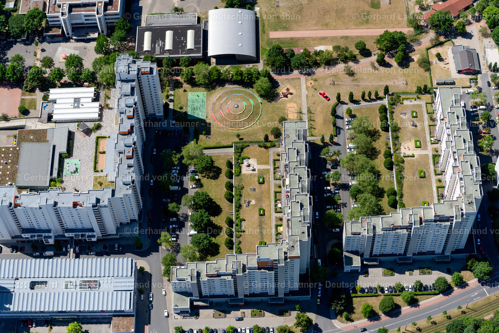 4029578 | BREMEN 01.06.2020 Stadtrand und Außenbezirks- Wohngebiete im Ortsteil Tenever in Bremen, Deutschland. // Outskirts residential in the district Tenever in Bremen, Germany. Foto: Gerhard Launer