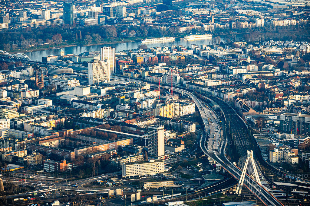 Luftbild: Baustelle zur Renovierung der Hochstraße Süd (B37) zwischen Hauptbahnhof und Konrad-Adenauer-Brücke über den Rhein im Ortsteil Mitte in Ludwigshafen im Bundesland Rheinland-Pfalz in Deutschland.Foto: IMG_152001.jpg vom 12.12.2025 durch Werner Riehm/FLY-FOTO.deAuflösung des Originals: 6000 x 4000 px