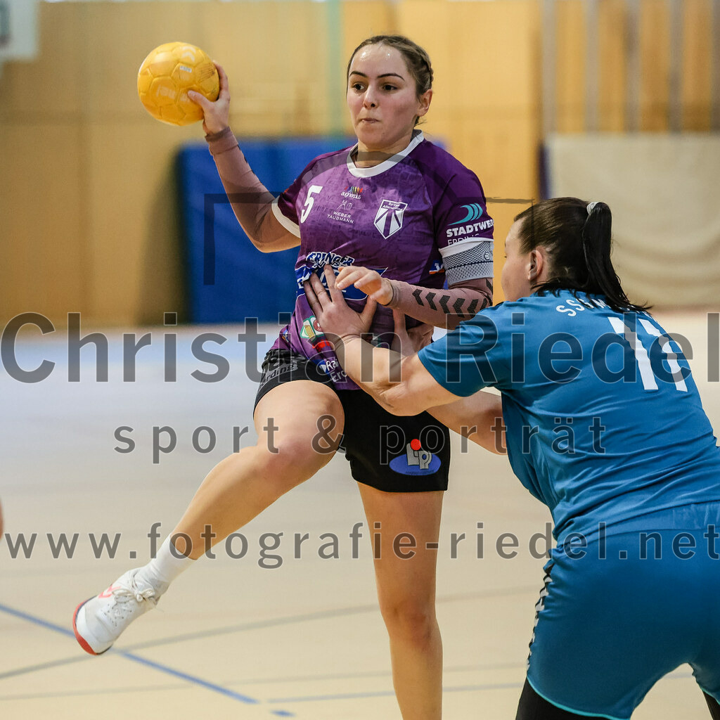 2024-02-24_023_SpVgg_Altenerding_gegen_SSG_Metten_Frauen | Erding, Deutschland, 24.02.2024:
Handball, Bezirksoberliga Frauen Altbayern 2023 / 2024, 15. Spieltag, SpVgg Altenerding gegen SSG Metten, Endergebnis: 32:28

Lena Prem (SpVgg Altenerding, #5), Ramona Achatz (SSG Metten, #11)

Foto: Christian Riedel / fotografie-riedel.net