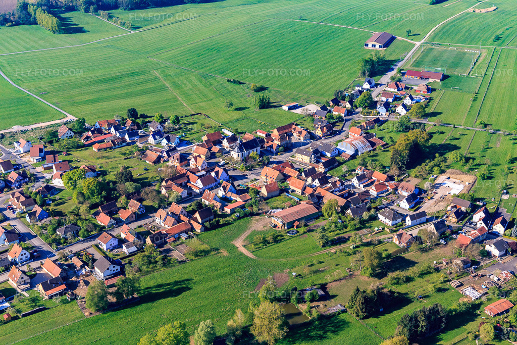 Aerial view: View of the town from the northeast in Hegeney in the state Bas-Rhin, France. – Photo: IMG_099371.jpg taken on 04/30/2017 by Werner Riehm/FLY-FOTO.com – Resolution of the original: 5472 x 3648 px