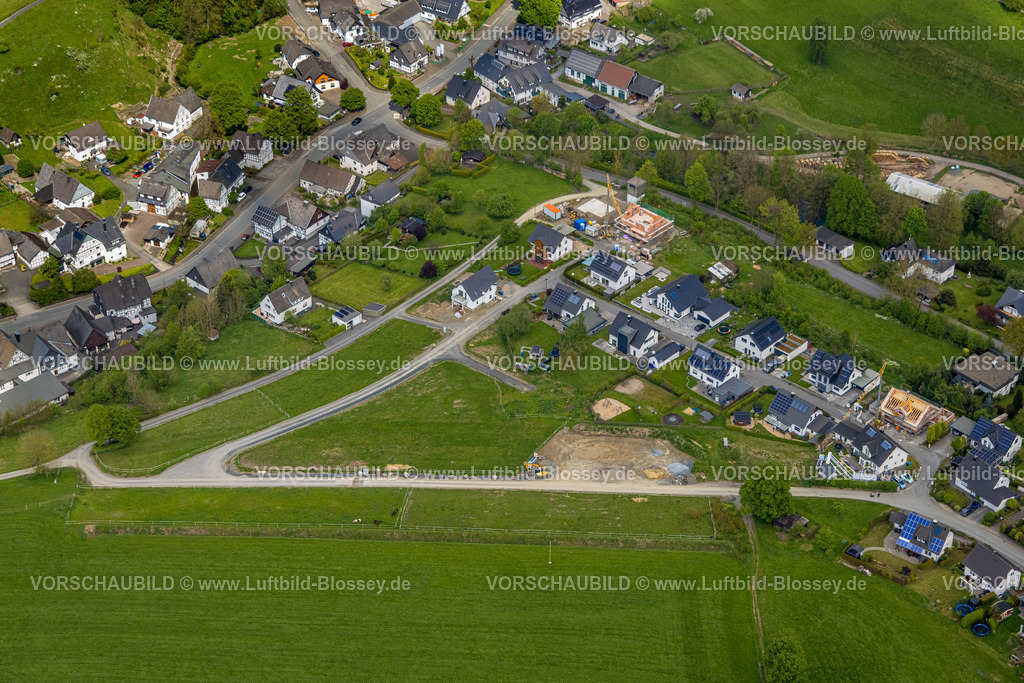 Olsberg240503860 | Luftbild, Wohngebiet Ortsansicht Elleringhausen, Wiesen und Felder, Neubau Wohngebiet Einfamilienhäuser Auf dem Ufer und Am Feldkreuz, Elleringhausen, Olsberg, Sauerland, Nordrhein-Westfalen, Deutschland