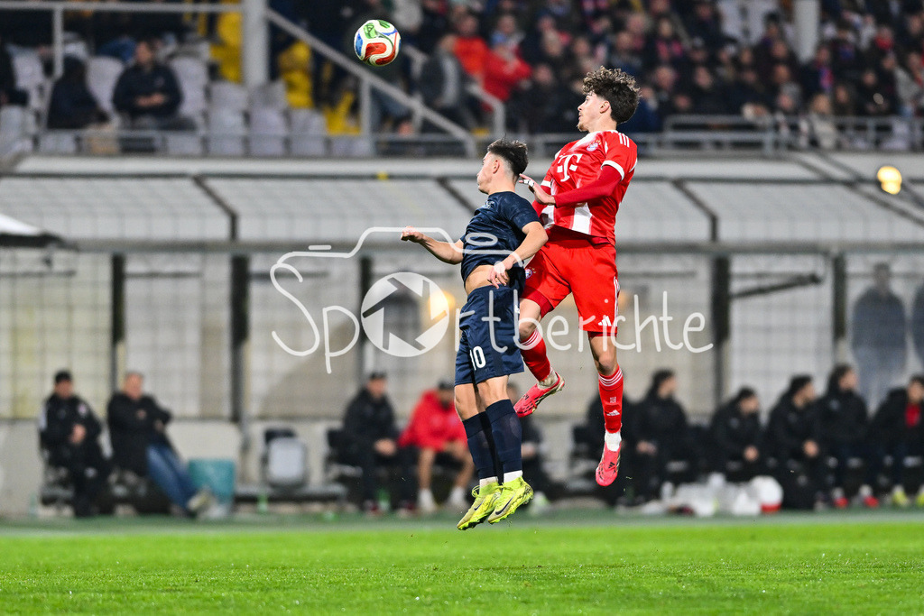 FC Bayern Amateure - SpVgg Unterhaching | MÜNCHEN, DEUTSCHLAND - 24. FEBRUAR: im Duell Mike GEVORGYAN (SpVgg Unterhaching 10) und David SANTOS DAIBER (FC Bayern München II 14) während dem Spiel zwischen den Amateuren des FC Bayern München und der SpVgg Unterhaching am 25. Spieltag der Regionalliga Bayern im Grünwalder Stadion