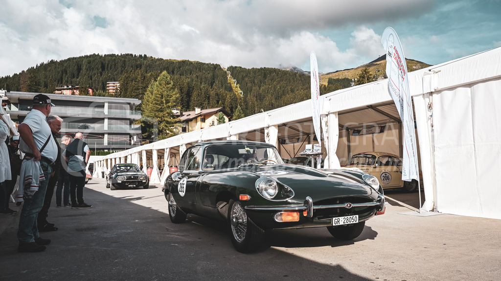 19. Arosa ClassicCar 2023 - 3. September 2023 | 19. Arosa ClassicCar 2023
Arosa, Schweiz
Lötscher Hans Peter aus Grüsch mit der Startnummer 265 in einem Jaguar E-Type 4.2 2+2 Serie 2, Jahrgang 1969, in der Klasse Classic Trophy.
@arosaclassiccar, @arosa.official, #arosaclassiccar, #arosa, #76curves, #classiccar
Bild: Sportfotografie Markus Aeschimann | www.markus-aeschimann.ch - Realisiert mit Pictrs.com