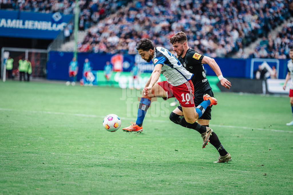 Fußball | Männer | Saison 2023/2024 | 2. Fußball-Bundesliga | 28. Spieltag | Hamburger SV vs. 1. FC Kaiserslautern | 06.04.2024 | Immanuel Pherai (#10, HSV) mit eleganter Ballführung