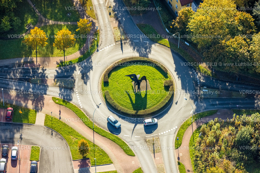 Selm241011279Bork | Luftbild, Kreisverkehr mit Skulptur, Kunstwerk Wing, Netteberger Straße und Ostwall Bundesstraße, B236, Hassel, Selm, Münsterland, Nordrhein-Westfalen, Deutschland