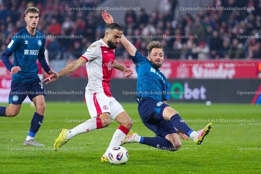 xYDRx01022601060 | 01.02.2026, xydrx, Fußball, 3.Liga, Rot-Weiss Essen - SV Wehen Wiesbaden, Saison 2025 2026, Stadion an der Hafenstraße: Ramien Safi (Rot-Weiss Essen #7) im Zweikampf gegen Florian Huebner (SV Wehen Wiesbaden #19)   DFB regulations prohibit any use of photographs as image sequences and or quasi-video. Photo: xYannisxDreimannxPressefotoKochx