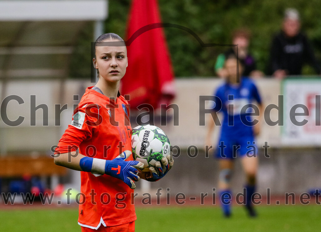 2023-10-07_047_FC_Forstern_gegen_Karlsruher_SC | Forstern, Deutschland, 07.10.2023:
Fußball, B-Juniorinnen-Bundesliga Süd 2023 / 2024, 4. Spieltag, FC Forstern gegen Karlsruher SC, Endergebnis: 1:1

Torfrau Lisa Martinek (Karlsruher SC, #1)

Foto: Christian Riedel / fotografie-riedel.net