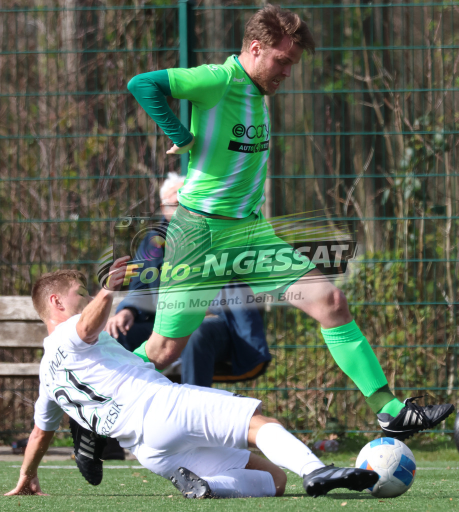 SC Bünde - TuS Ahmsen | Auf dem Bild zu sehen: weiß SC Bünde: Dennis Grzesik ; grün TuS Ahmsen: Sebastian EwertSC Bünde, TuS Ahmsen, Saison 25/26, Bezirksliga, Deutschland - Realisiert mit Pictrs.com