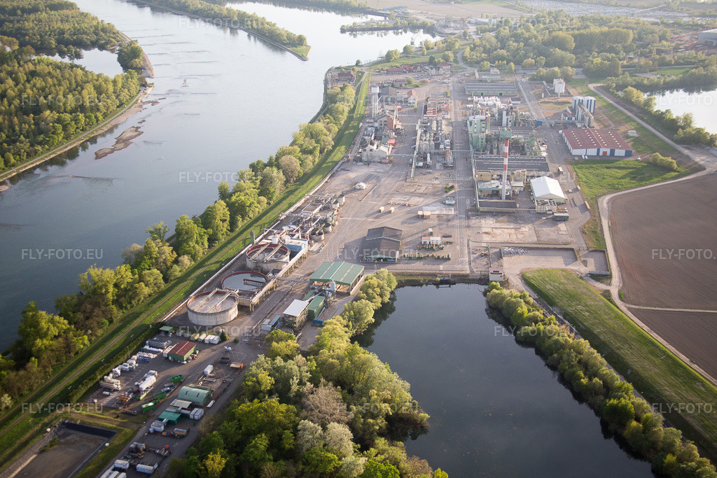 Vue aérienne: L'industrie sur le Rhin à Lauterbourg dans le département Bas Rhin, France.Photo: IMG_077984.jpg prise le 24/04/2015 par Werner Riehm/FLY-FOTO.euRésolution de l'original: 5472 x 3648 px