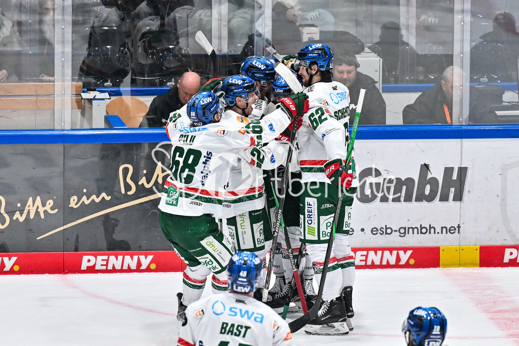 Löwen Frankfurt - Augsburger Panther | FRANKFURT, GERMANY - 19. DECEMBER: Jubel der Gäste nach dem Treffer zum 3-4 durch D. J. BUSDEKER (Augsburger Panther 14) / Tor / Torschuetze / Freude / Happy während dem Match zwischen den Löwen Frankfurt und den Augsburger Panthern am 29. Spieltag der Penny DEL in der Eissporthalle Frankfurt