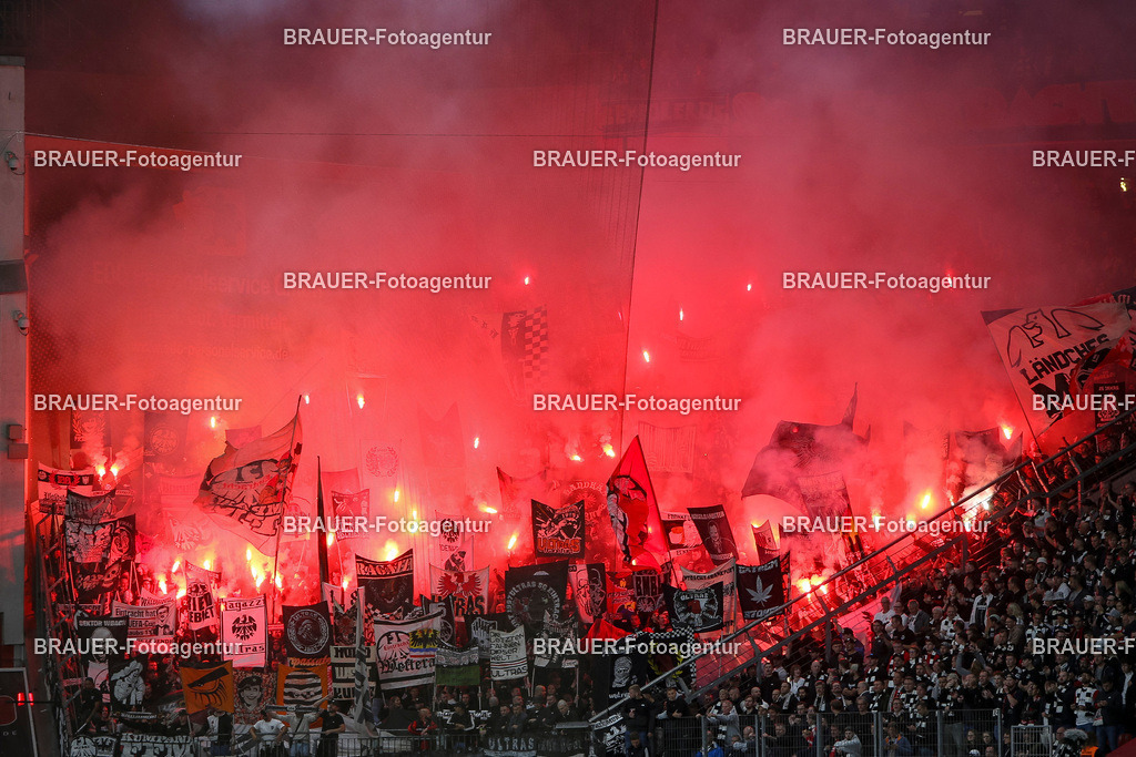 Bayer 04 Leverkusen vs Eintracht Frankfurt - Bundesliga  | Leverkusen, Deutschland, 12.09.25:   die Fans von Eintracht Frankfurt zünden Pyrotechnik waehrend des Spiels der Bundesliga zwischen  Bayer 04 Leverkusen vs Eintracht Frankfurt in der BayArena(Foto von Brauer-Fotoagentur / Adrian Schlueter)