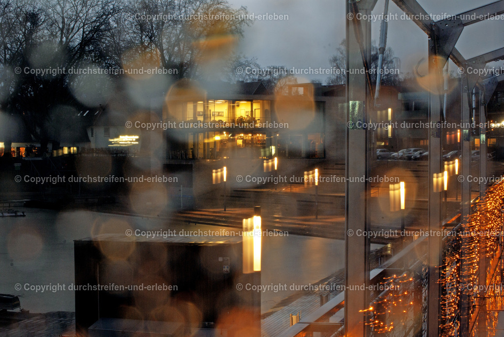 Blick durch die Gastronomie am Aasee | Blick durch Gaststätte A2 am See auf die Umgebung am Aasee, Münster. - Realisiert mit Pictrs.com